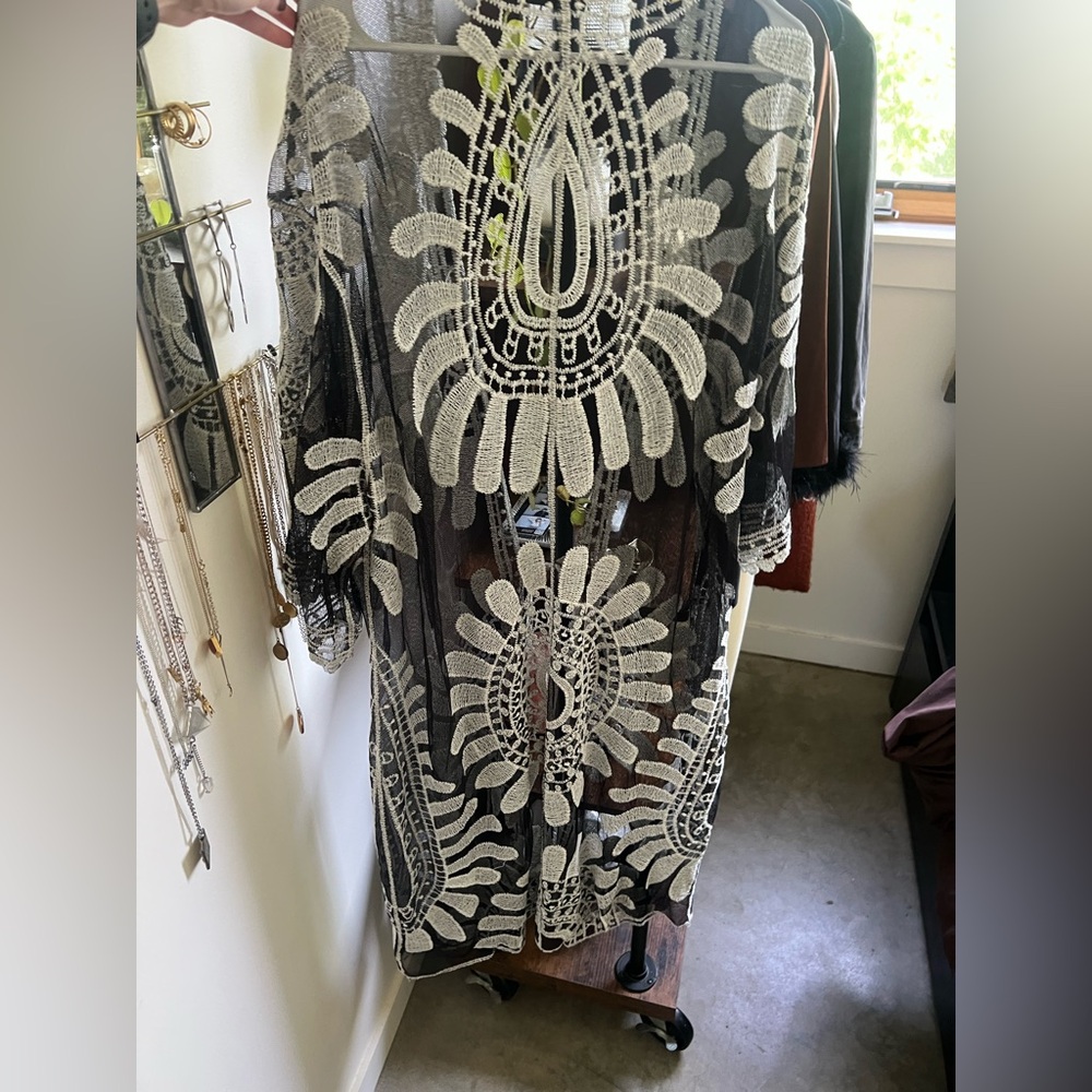 Elegant Black and White Lace Kimono/Cover Up - Picture 5 of 10